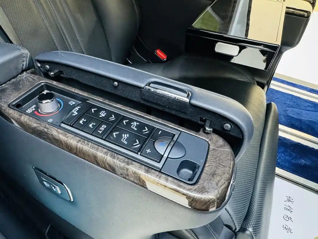 Toyota Alphard - фото 8