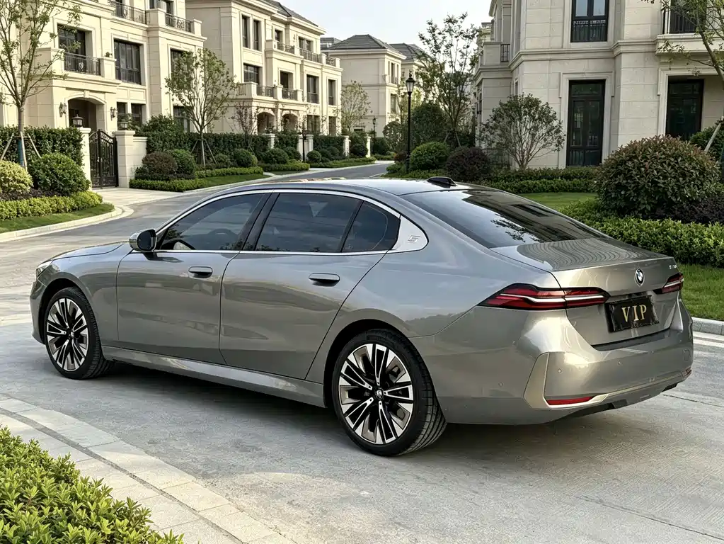 BMW 5 Series — миниатюра 7