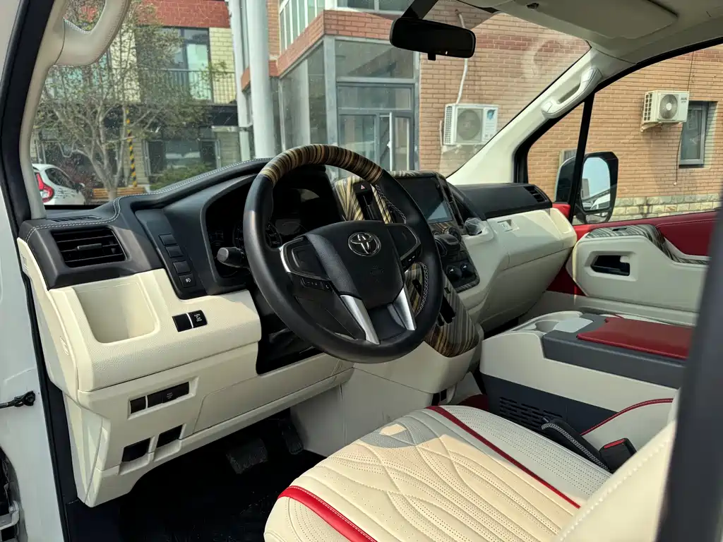 Toyota HiAce 2021 3.5L AT