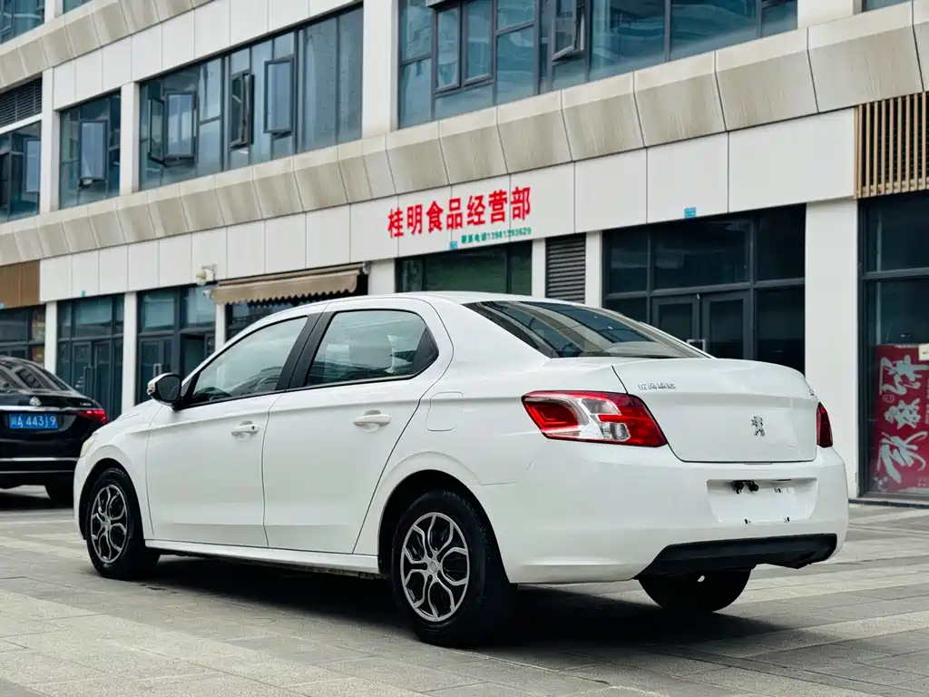 Peugeot 301 1.6L Auto Comfort Edition, фото 6