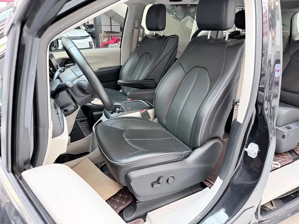 Chrysler Grand Voyager (Import) — миниатюра 12