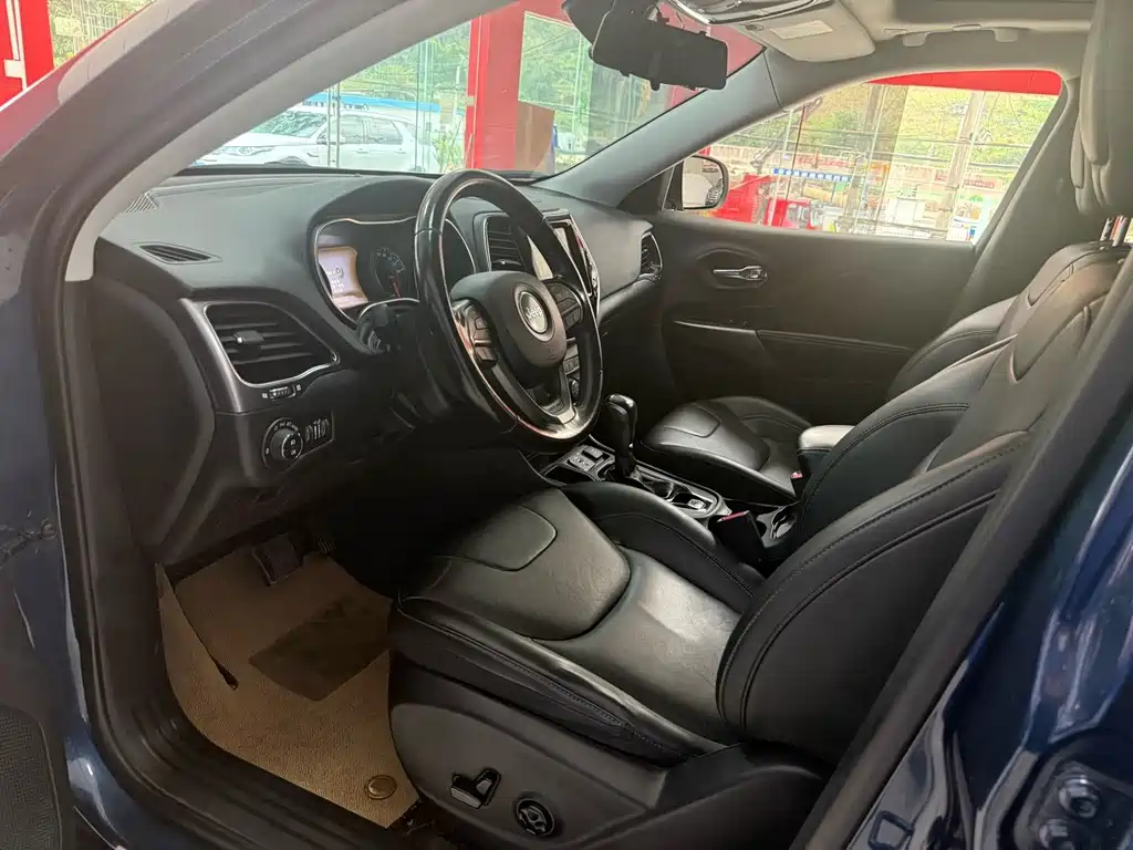 Jeep Cherokee — миниатюра 4