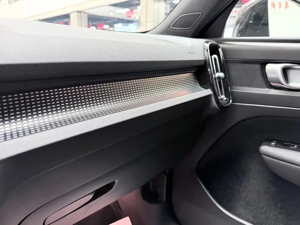 Volvo XC40 NEV — миниатюра 17