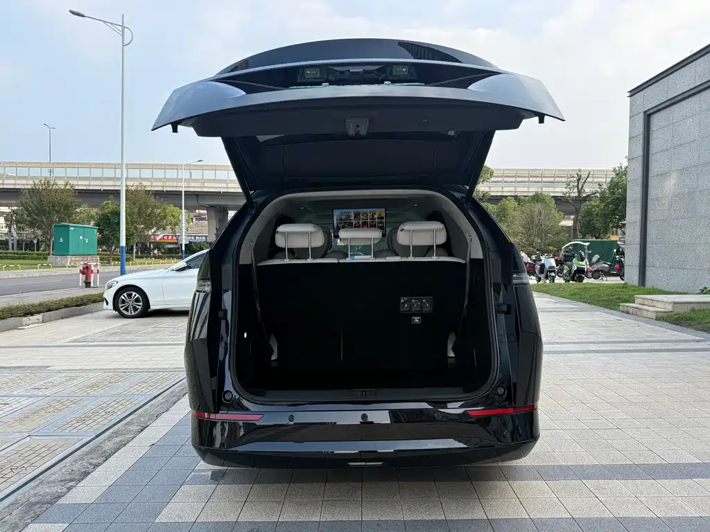 XPeng X9 — миниатюра 14