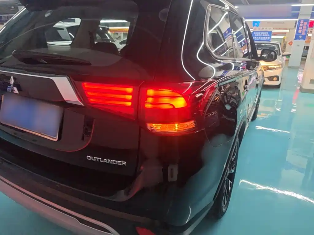 Mitsubishi Outlander — миниатюра 8