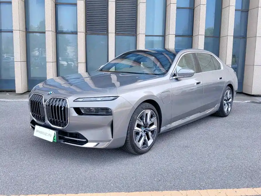 BMW i7