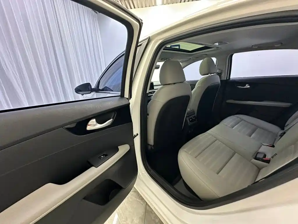 Kia K3 2023 Белый из Китая