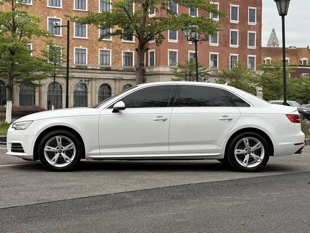 Audi A4L 2017 40 TFSI Fashion