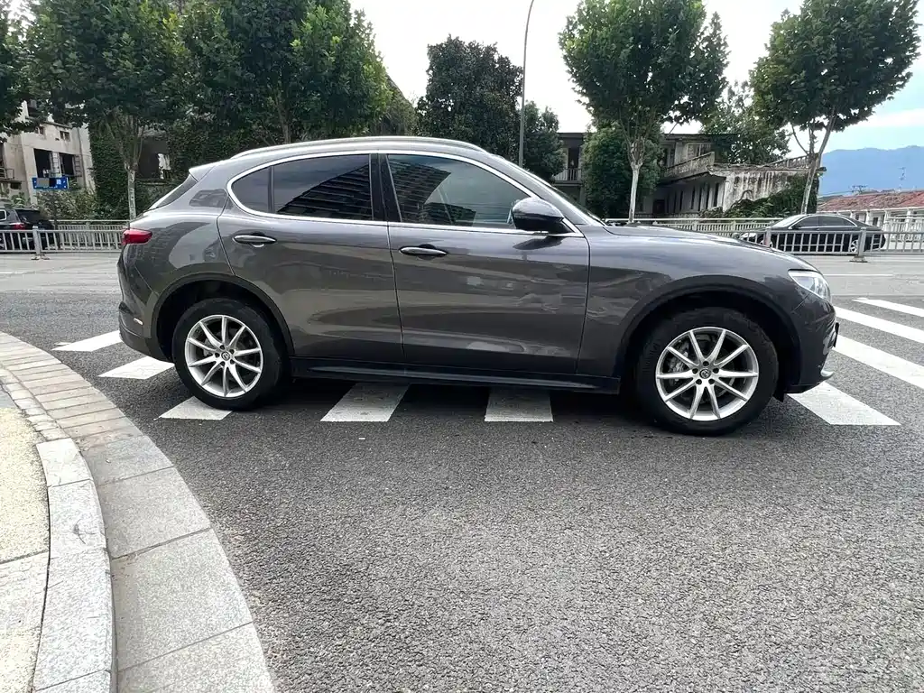 Alfa Romeo Stelvio — миниатюра 8