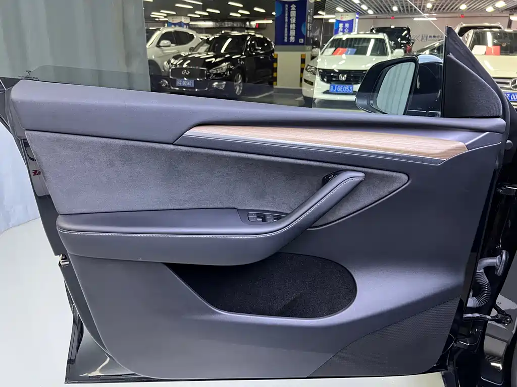 Tesla Model Y — миниатюра 9