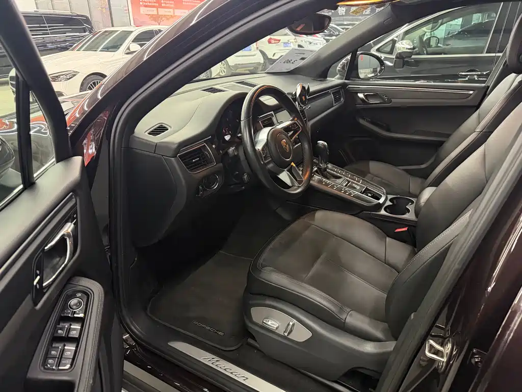 PORSCHE MACAN
