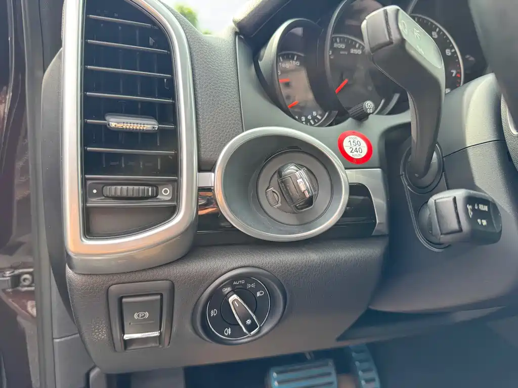 Porsche Cayenne — миниатюра 11