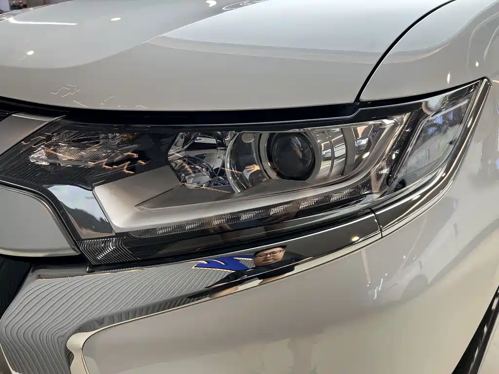 Mitsubishi Outlander — миниатюра 12