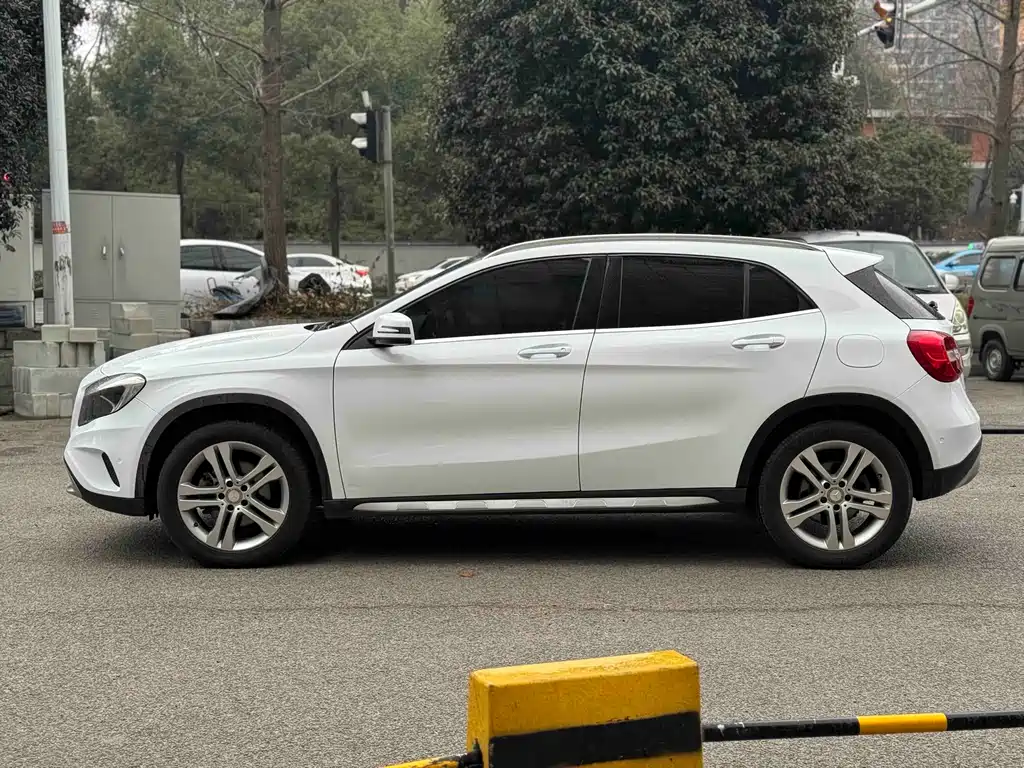 MERCEDES-BENZ GLA