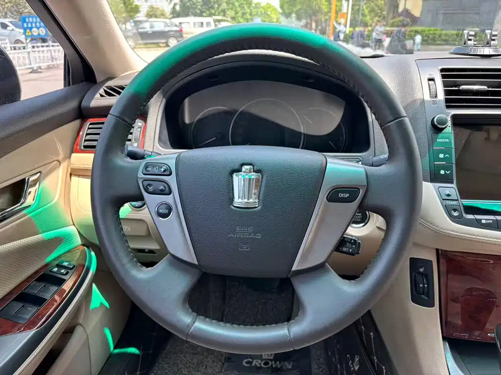 Toyota Crown — миниатюра 10
