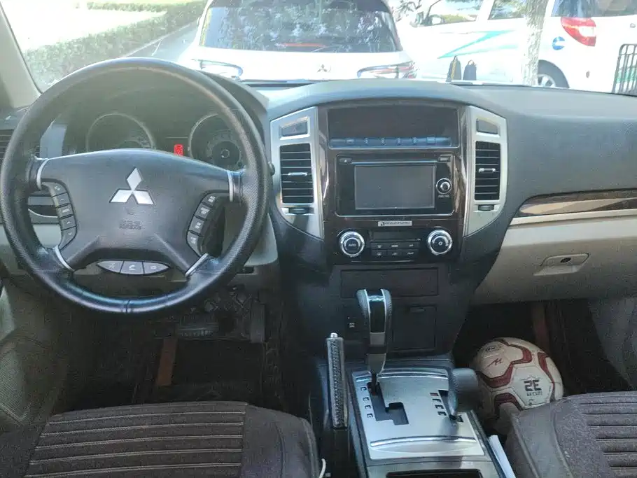 Mitsubishi Pajero (Import) — миниатюра 12