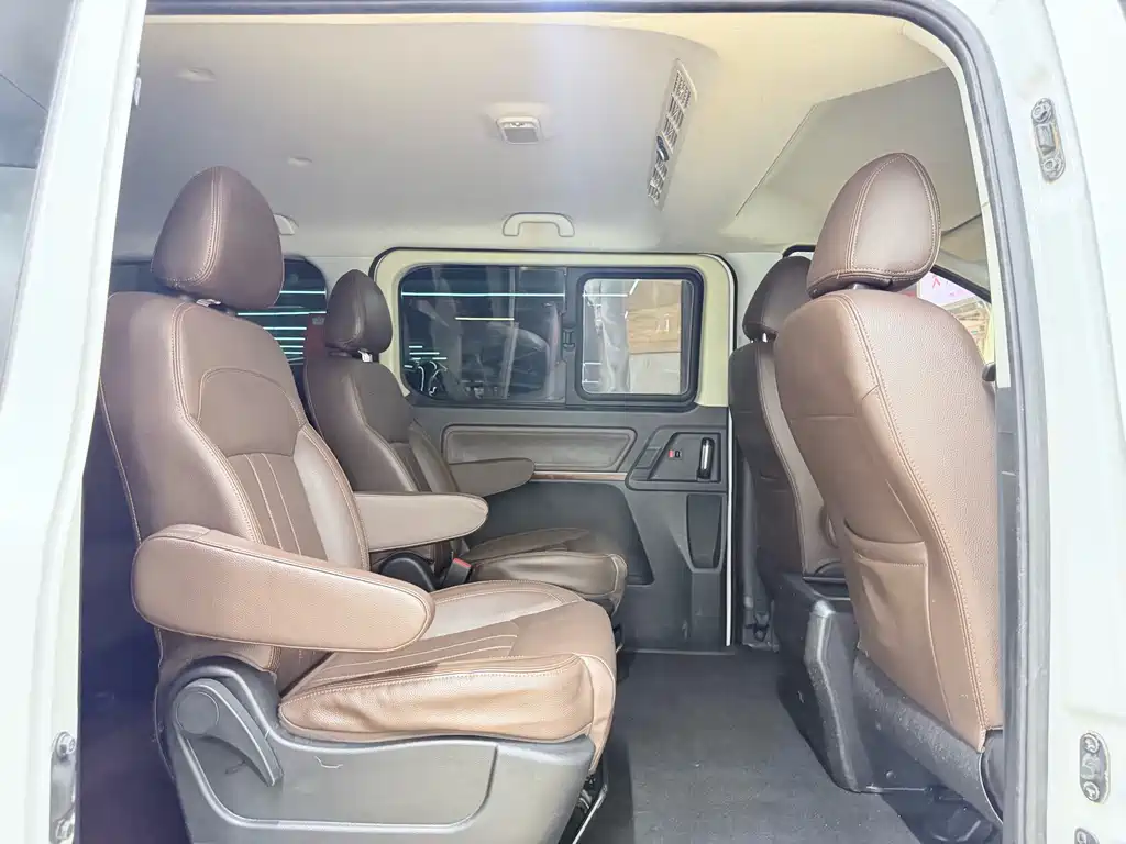 Forthing Lingzhi Plus PLUS 2021 2.0L MT Luxury 7 мест