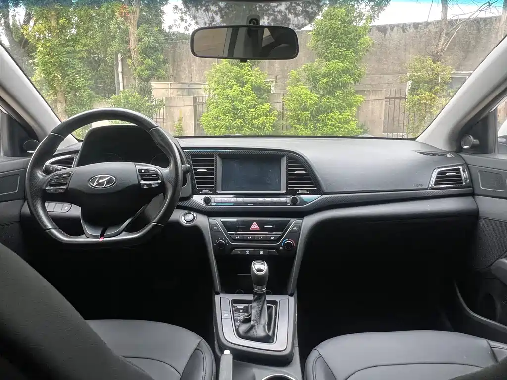 Hyundai Elantra — миниатюра 6