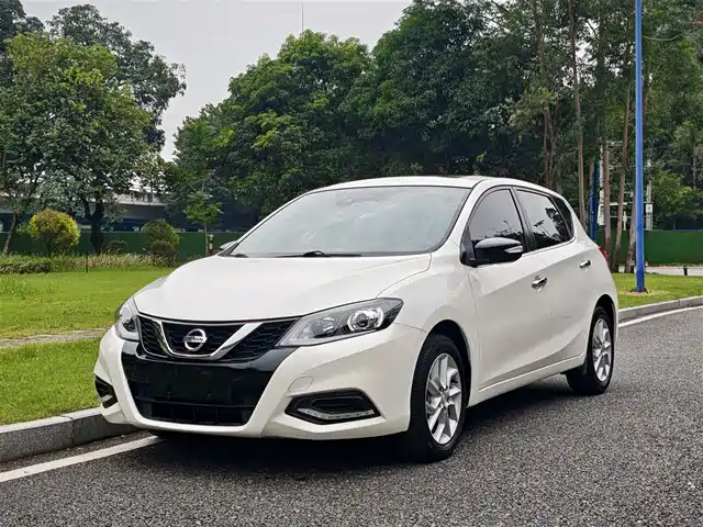 NISSAN TIIDA