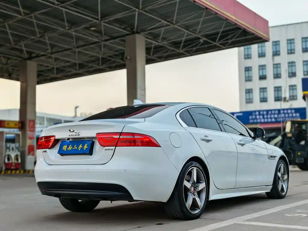 JAGUAR XE