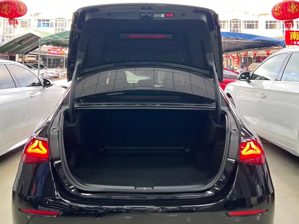 Mercedes-Benz E-Class — миниатюра 13