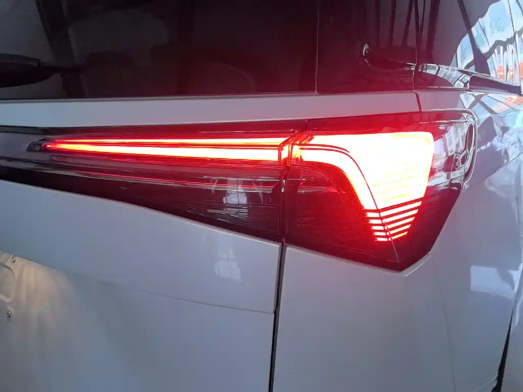 Buick GL8 Hybrid — миниатюра 8
