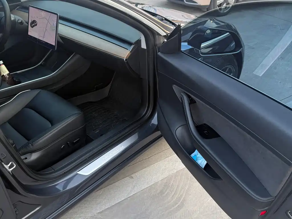 Tesla Model 3 — миниатюра 10