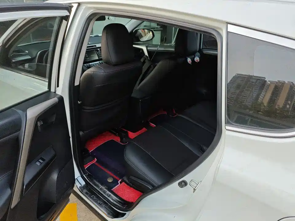 Toyota RAV4 — миниатюра 8