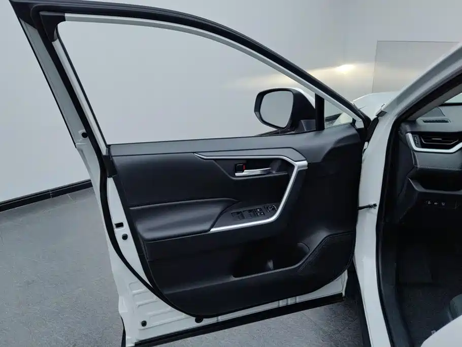 Toyota RAV4 — миниатюра 7