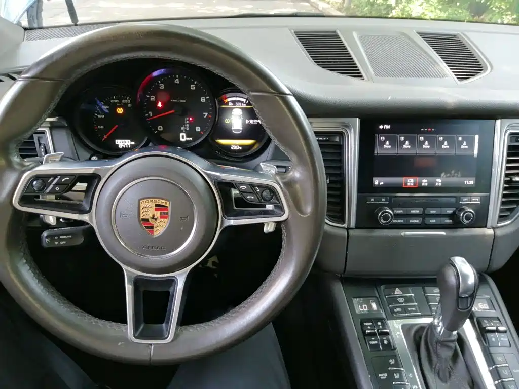 Porsche Macan — миниатюра 10