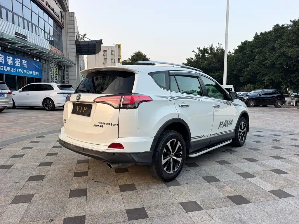 Toyota RAV4 — миниатюра 7