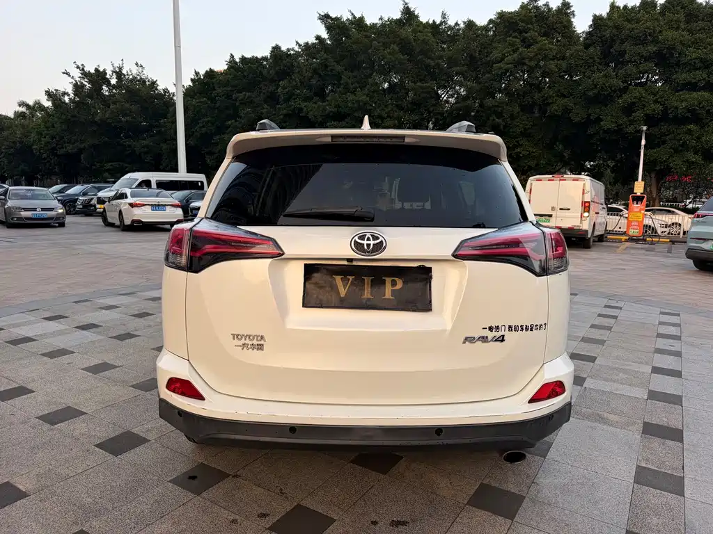 Toyota RAV4 — миниатюра 6