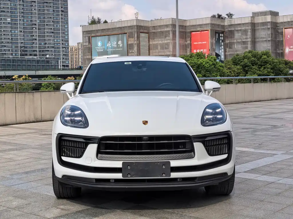 PORSCHE MACAN