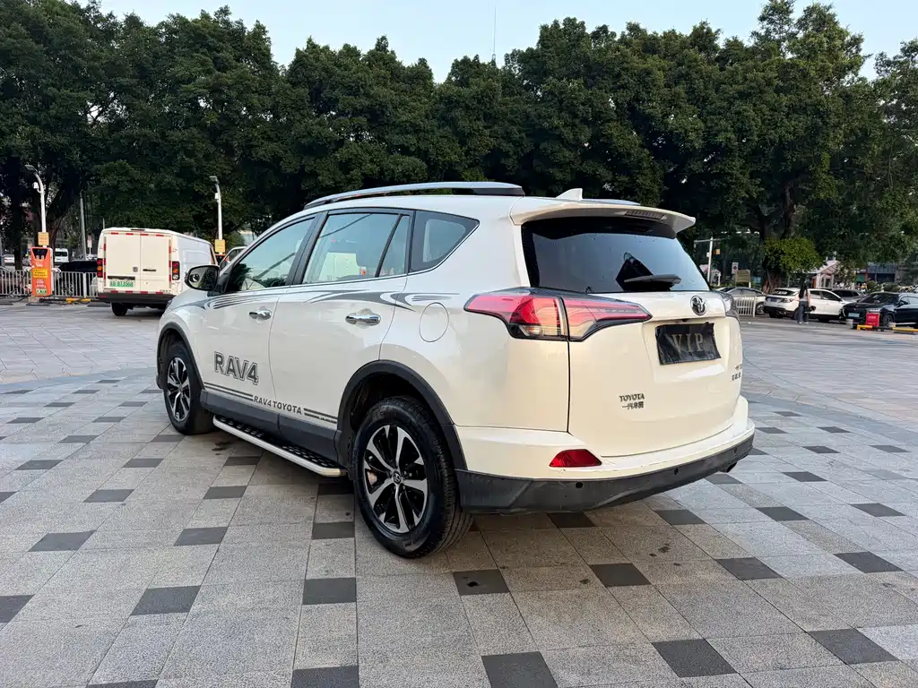 Toyota RAV4 — миниатюра 5
