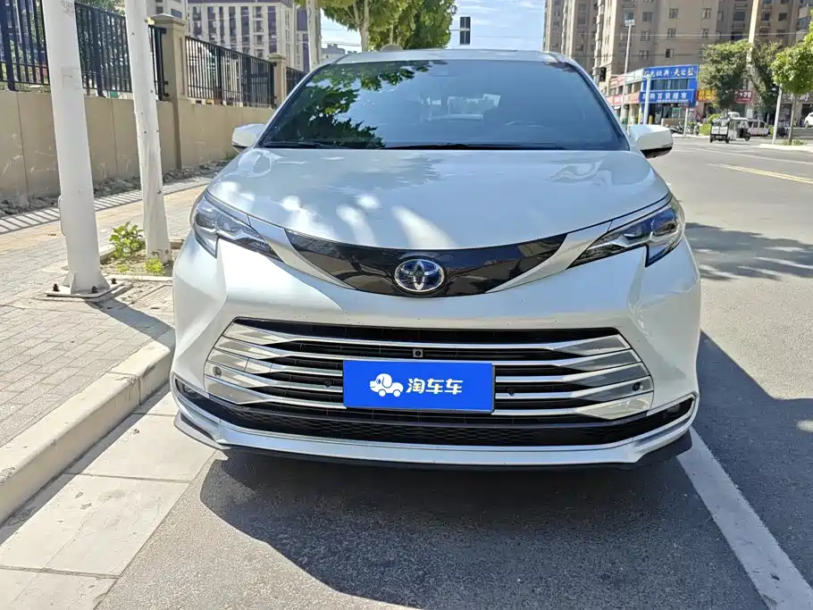 Toyota Sienna — миниатюра 2