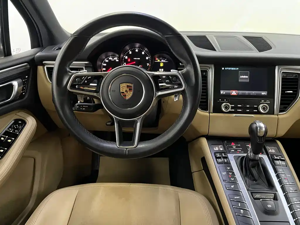 PORSCHE MACAN