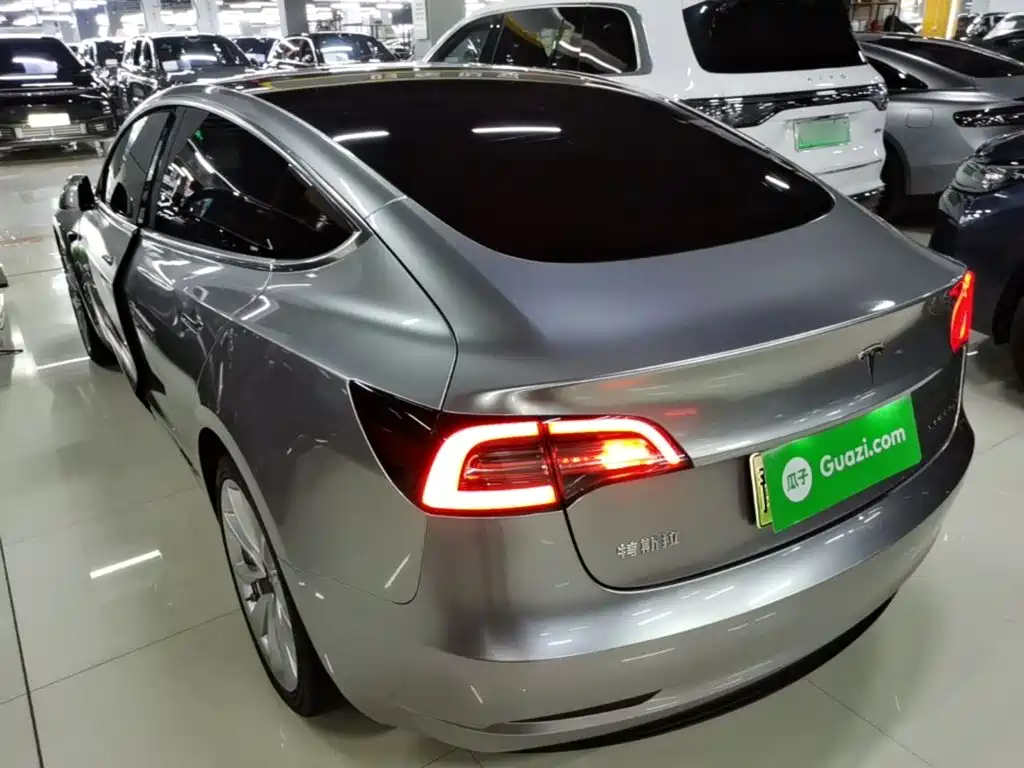 Tesla Model 3 — миниатюра 5