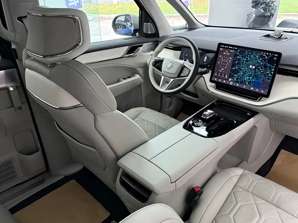 Volvo EM90 2025 Ultra мест