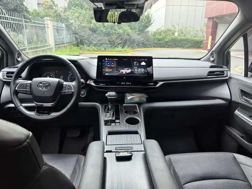 Toyota Sienna — миниатюра 3