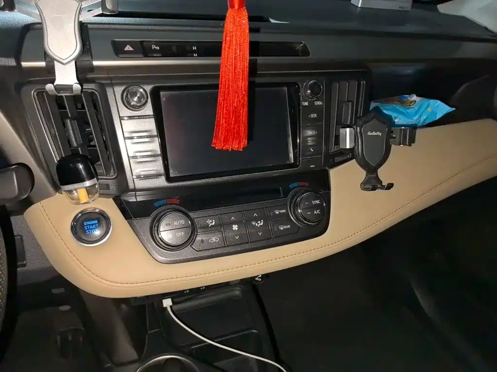 Toyota RAV4 — миниатюра 9