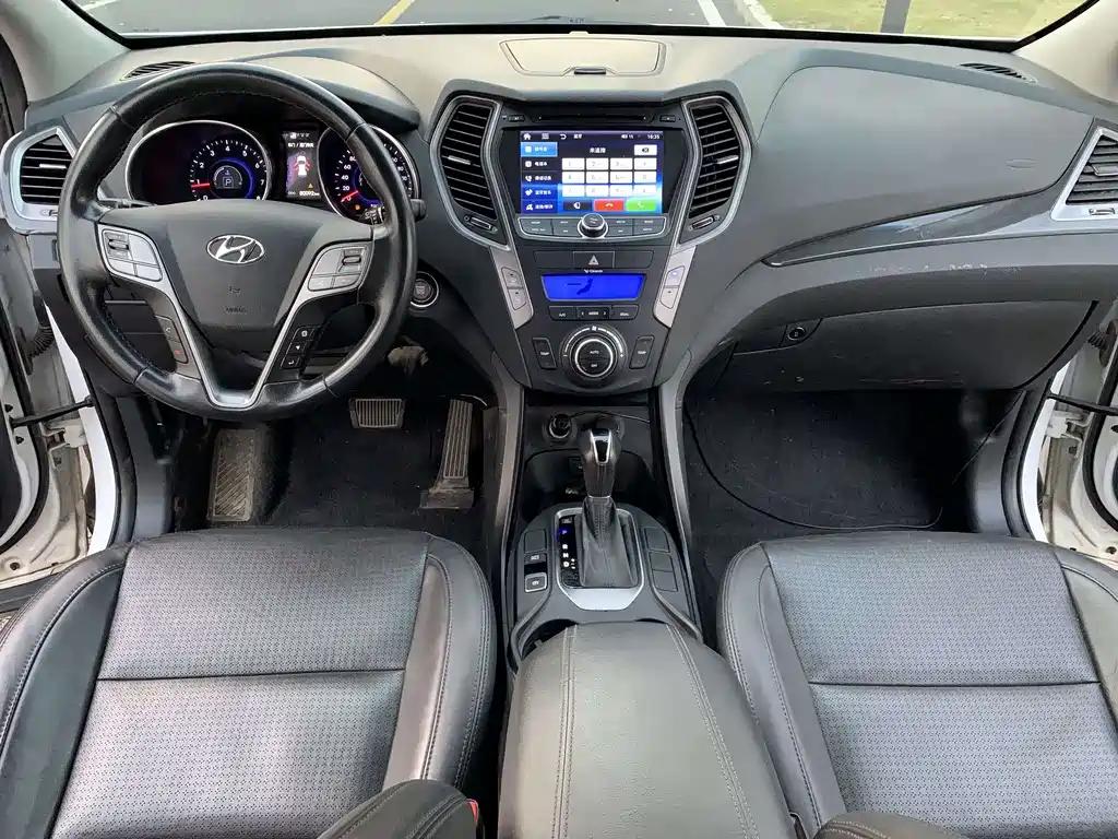 Hyundai Santa Fe 2015 2.4L AT 5 мест