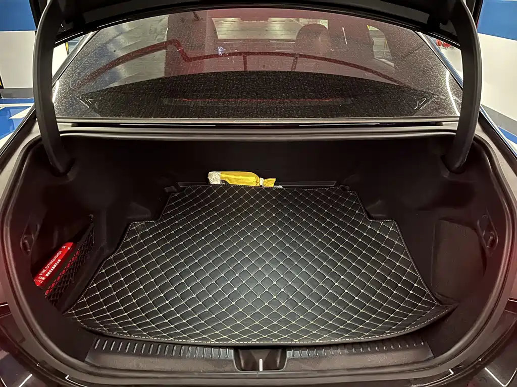 Mercedes-Benz E-Class — миниатюра 8