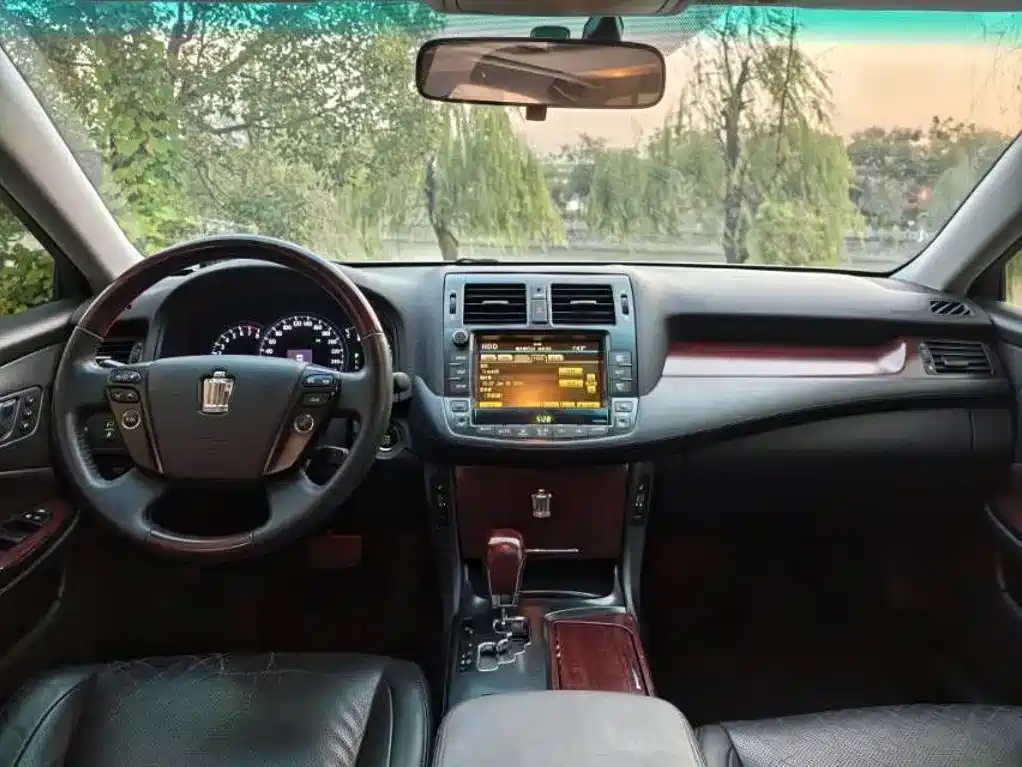 Toyota Crown — миниатюра 5
