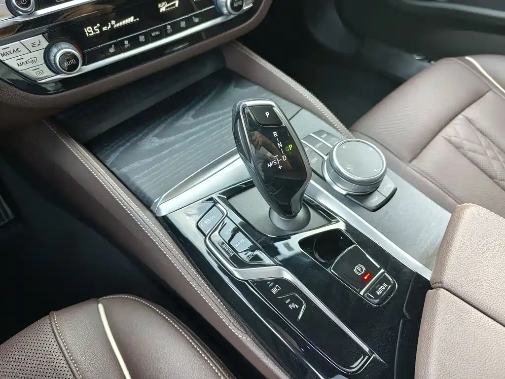 BMW 5 Series New Energy — миниатюра 21