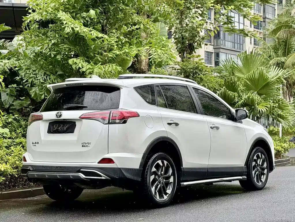 Toyota RAV4 — миниатюра 9