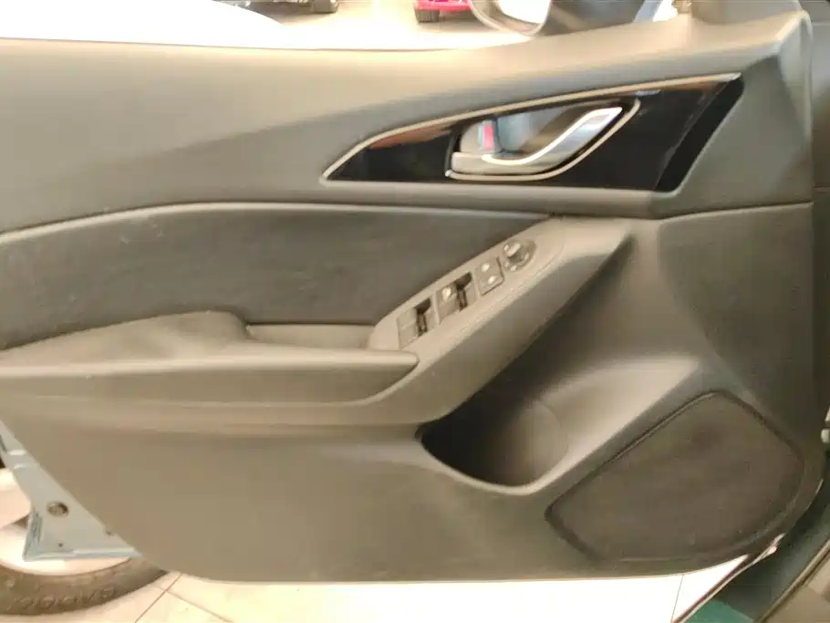 Mazda Mazda3 3 2014 1.5L AT Luxury