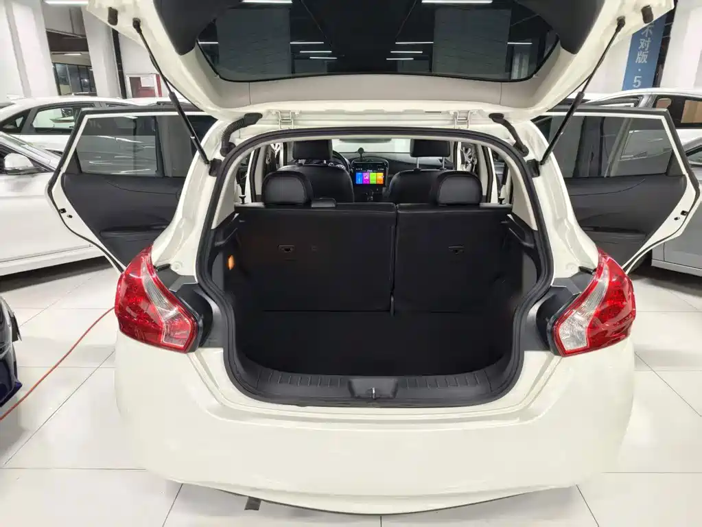 Nissan Tiida — миниатюра 14