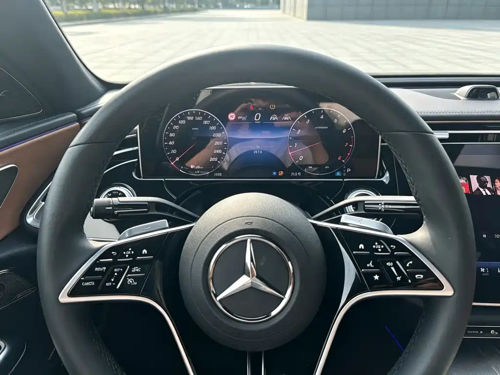 Mercedes-Benz E-Class — миниатюра 8