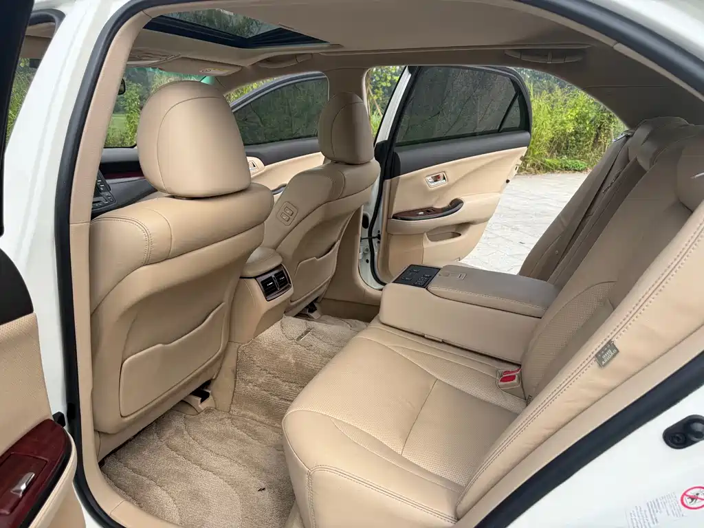 Toyota Crown — миниатюра 8