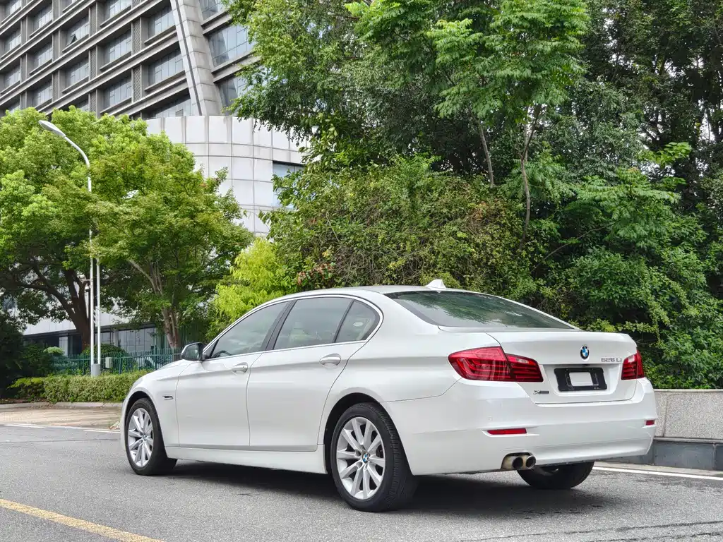 BMW 5 Series — миниатюра 7